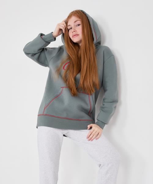 Model met Hoodie van MPY Textile